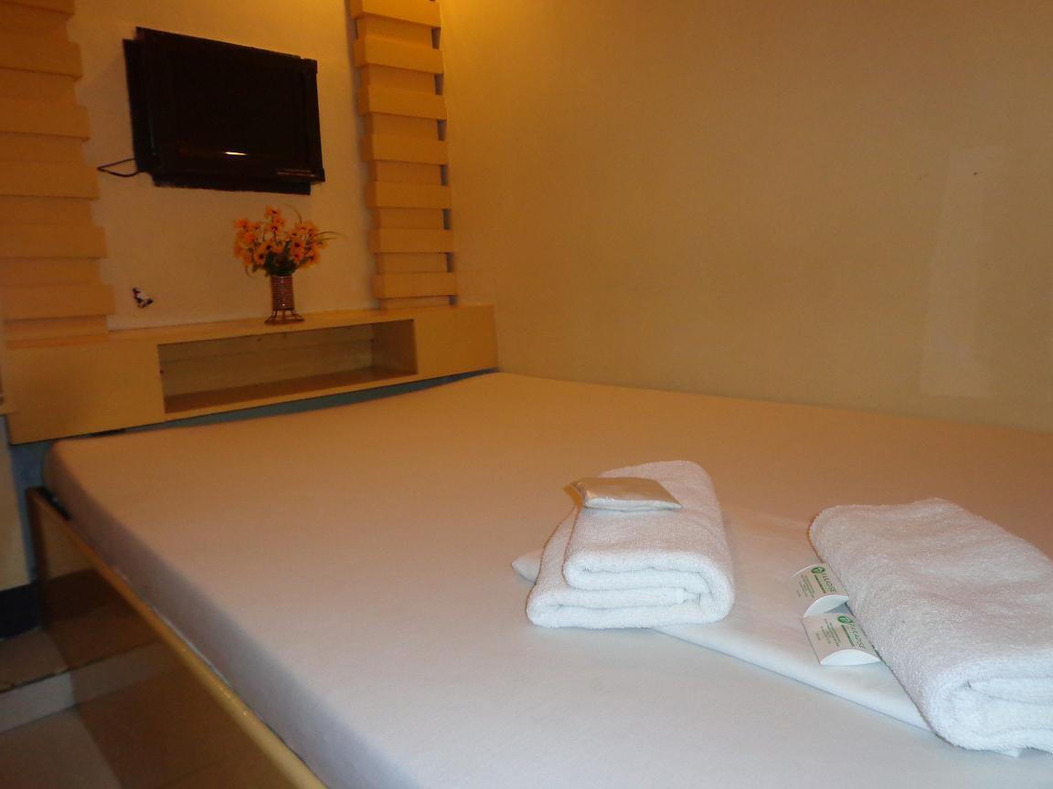 Oyo 191 Paradise Apartelle Hotel มะนิลา ภายนอก รูปภาพ